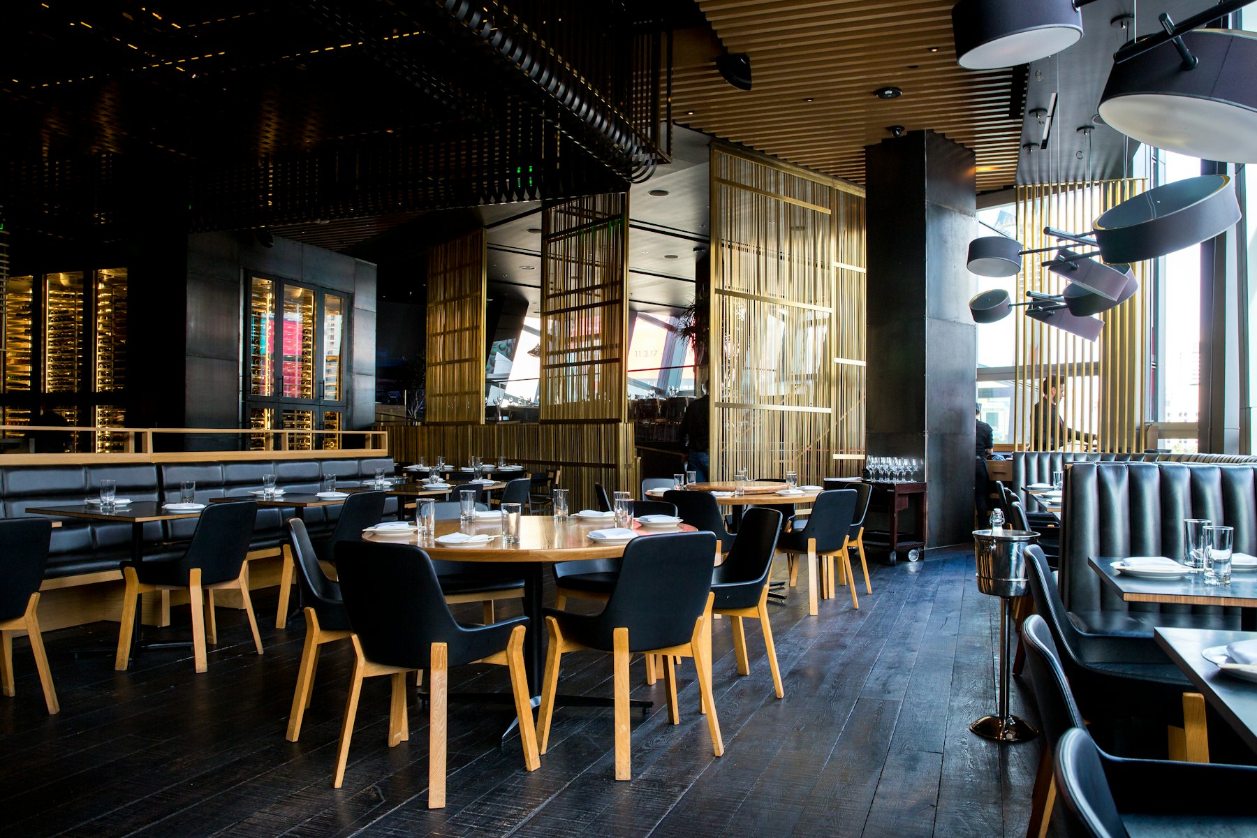 La salle du bistrot Maison Lazare en soirée