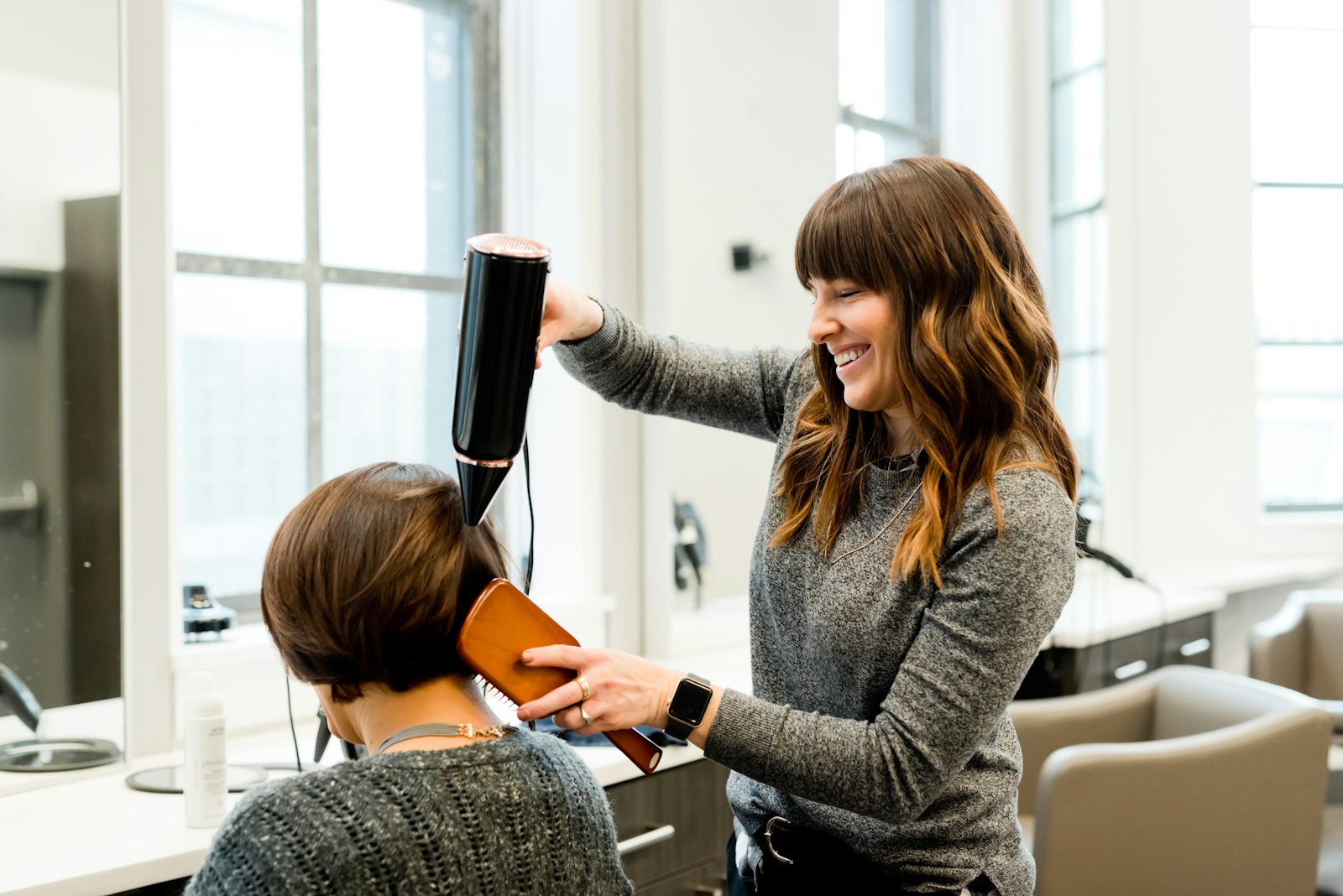 Gestes de coiffure au salon Néroli