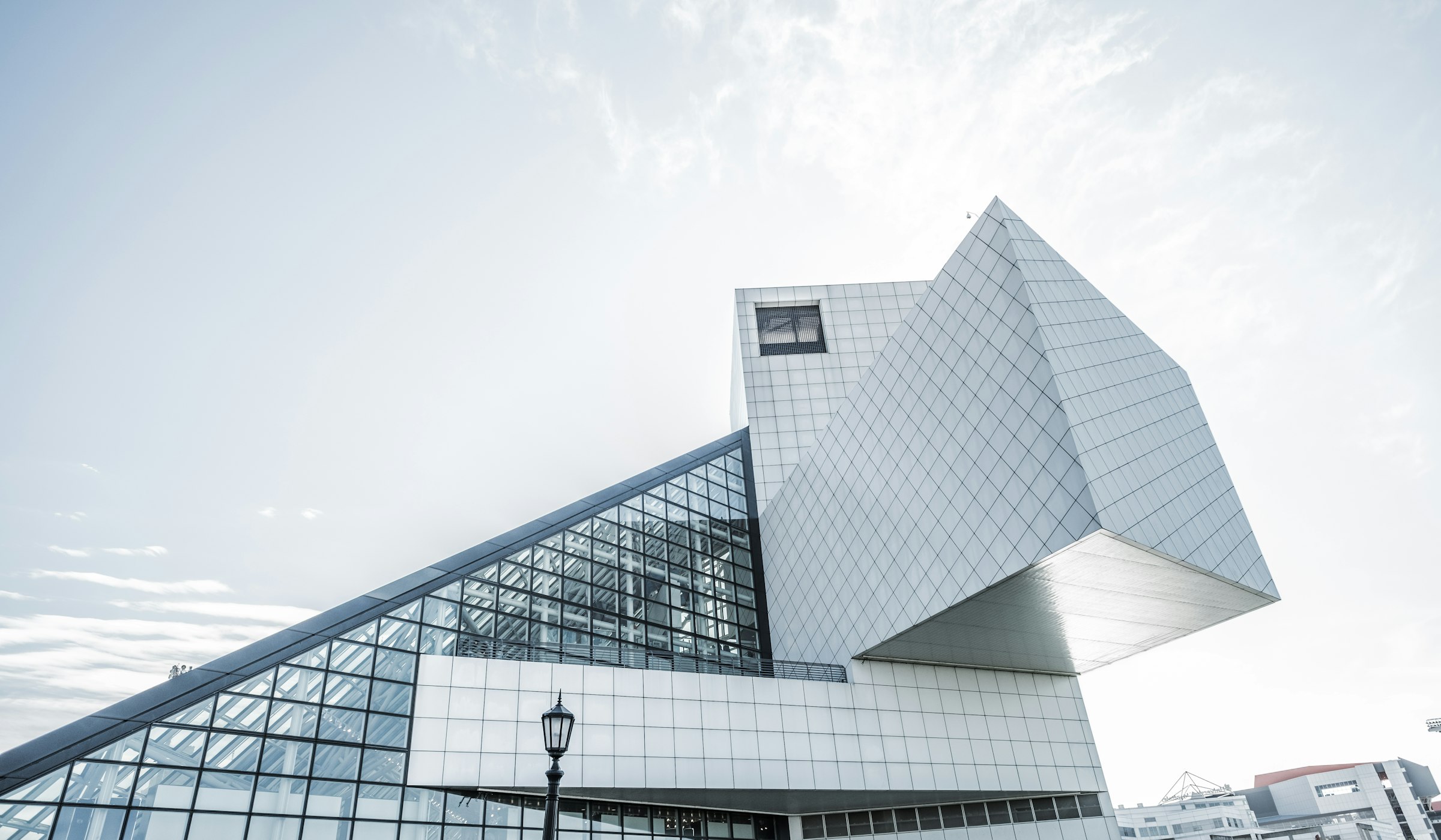 Façade contemporaine en pierre et verre dessinée par l'Atelier Granit