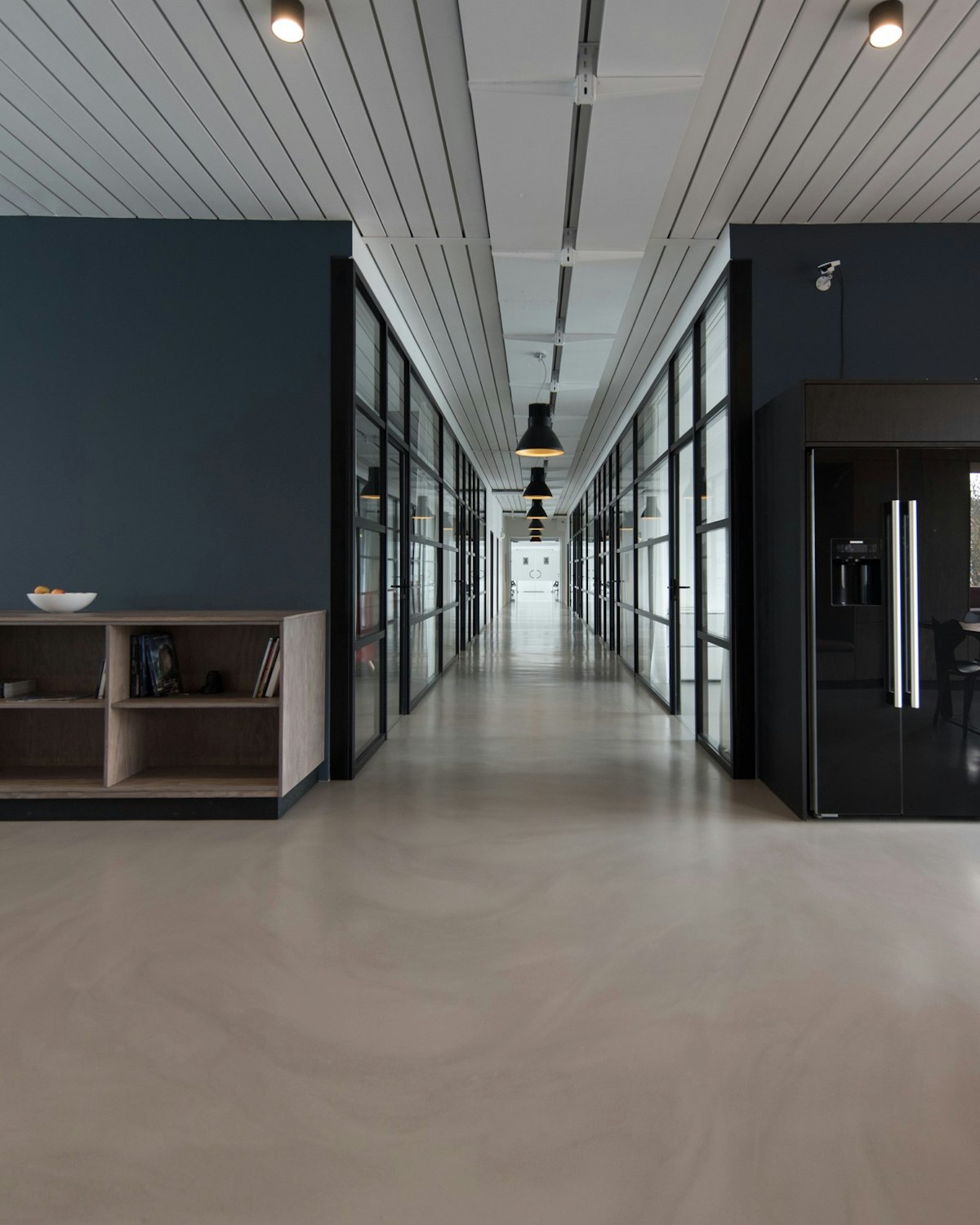 Atelier intérieur, vue sur les bureaux et la maquette centrale